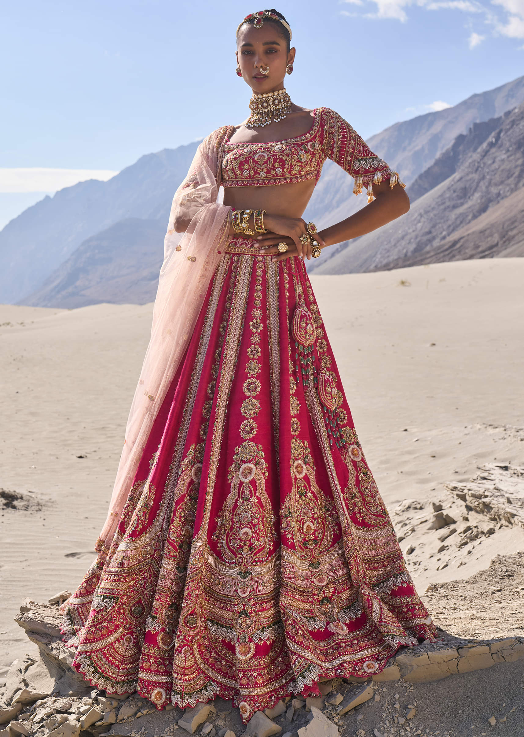 ピンクと金の刺繍入りレヘンガ インドネパール服 pink_embroidered_bridal_leheng
