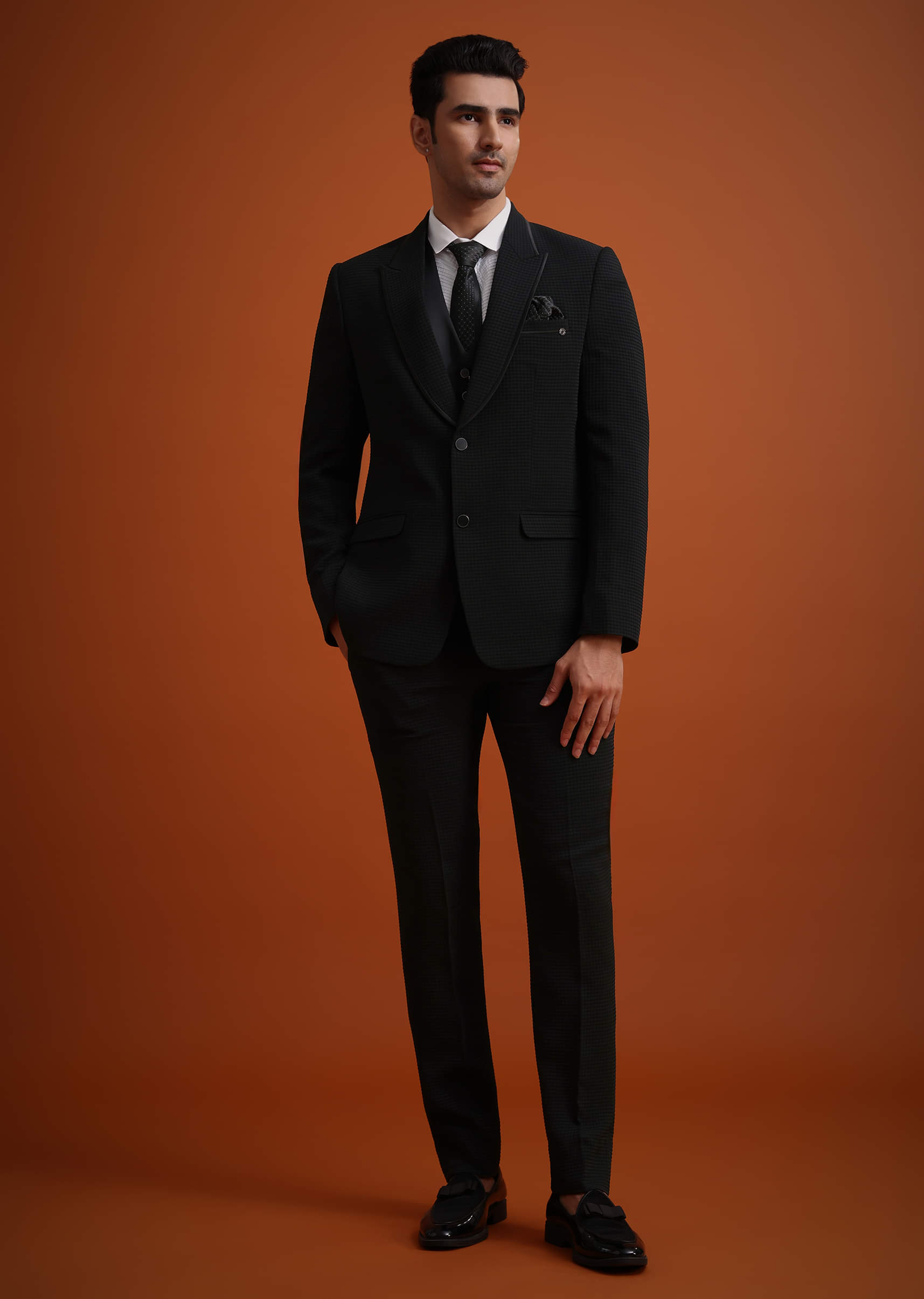 【海外限定】 Buy Black Tuxedo Set With Pocket Square スーツ