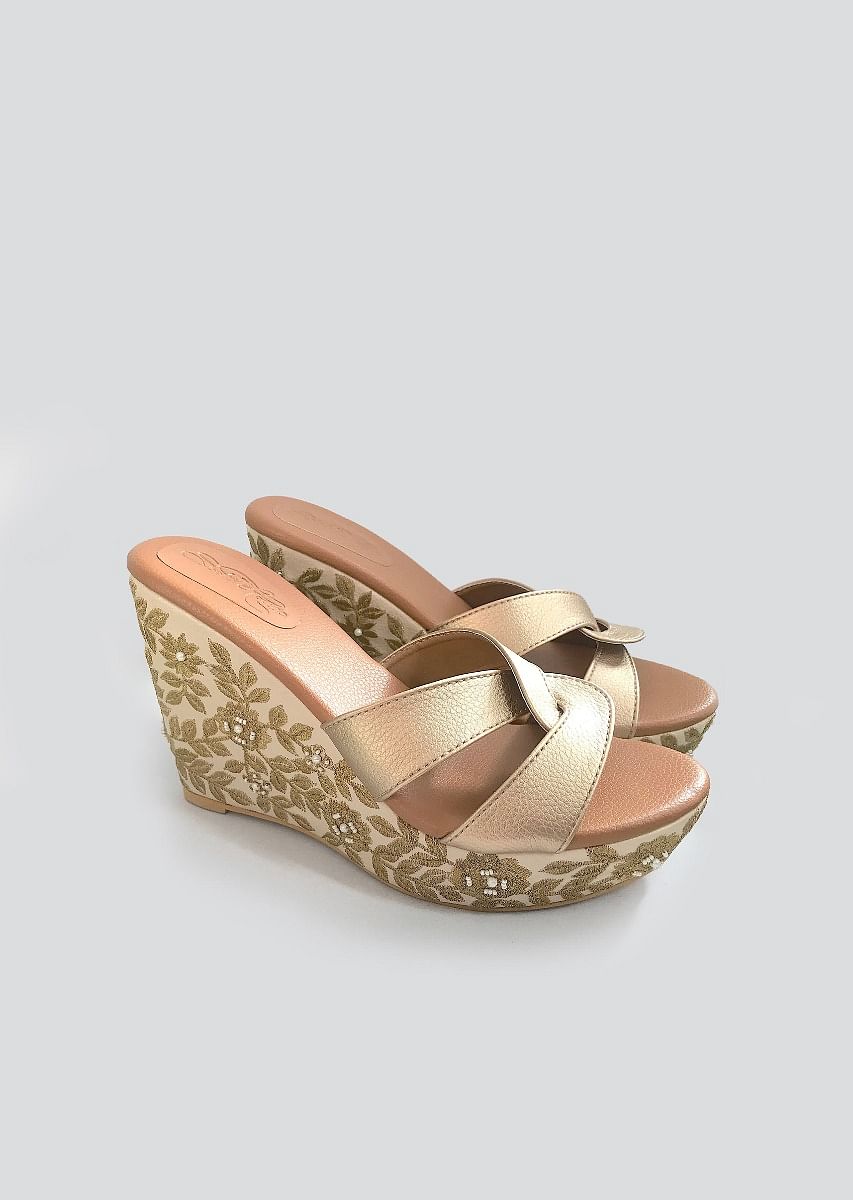 Light gold wedges top
