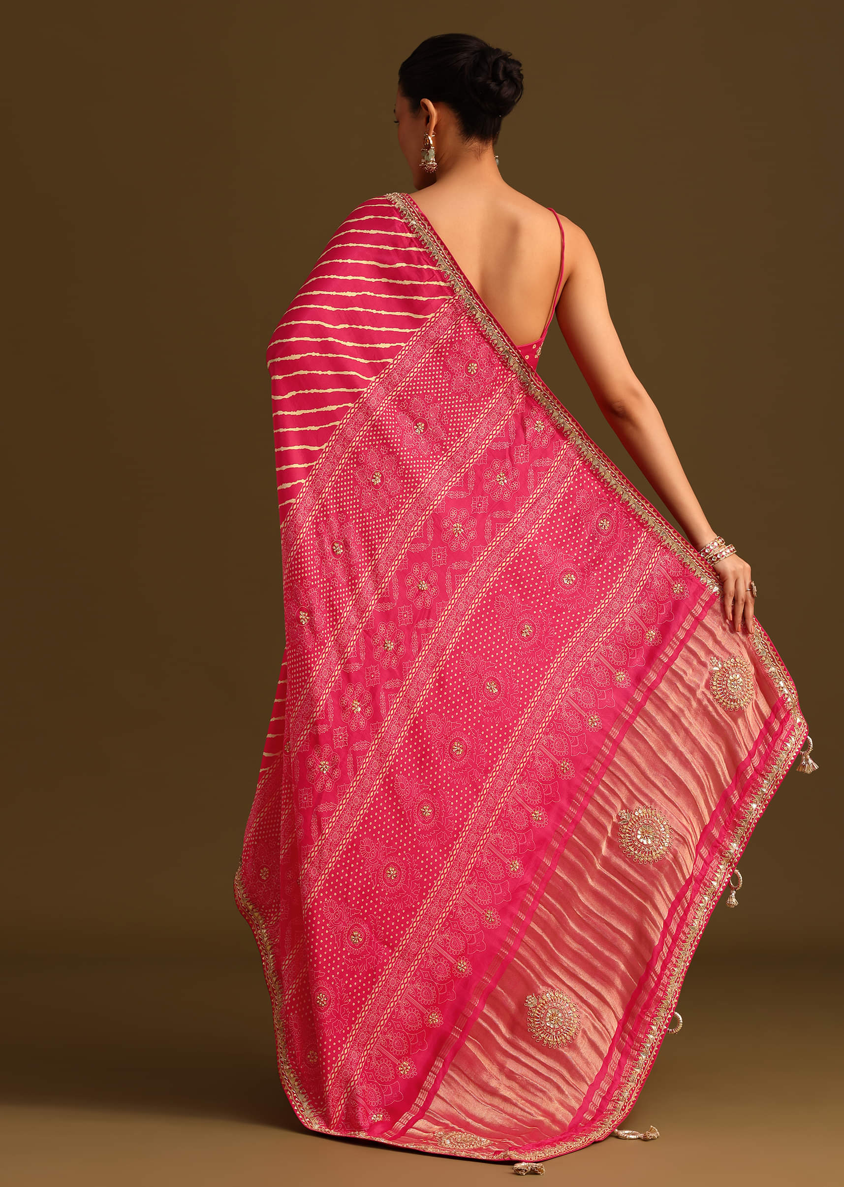 振袖ピンク(PATTI PATTI) Buy Hot Pink Lehariya Saree In Gota Patti Work With