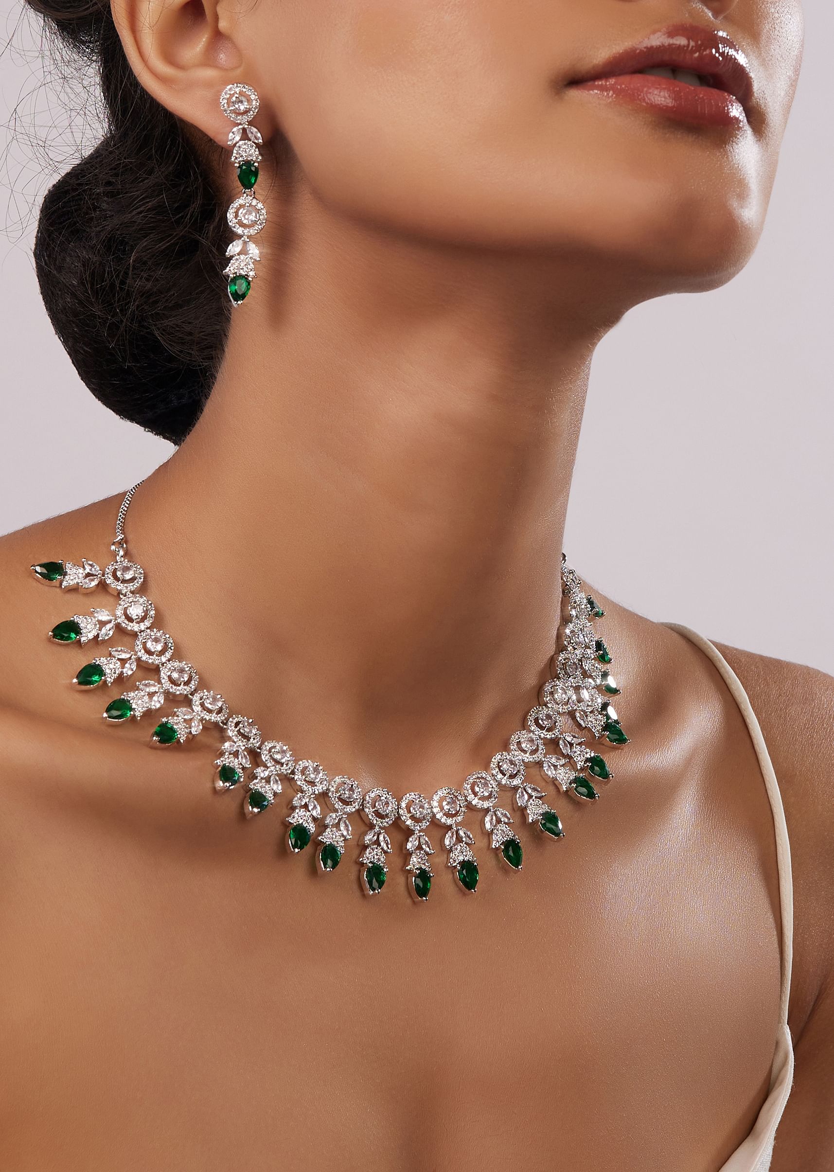 Silver necklace with green stone shop