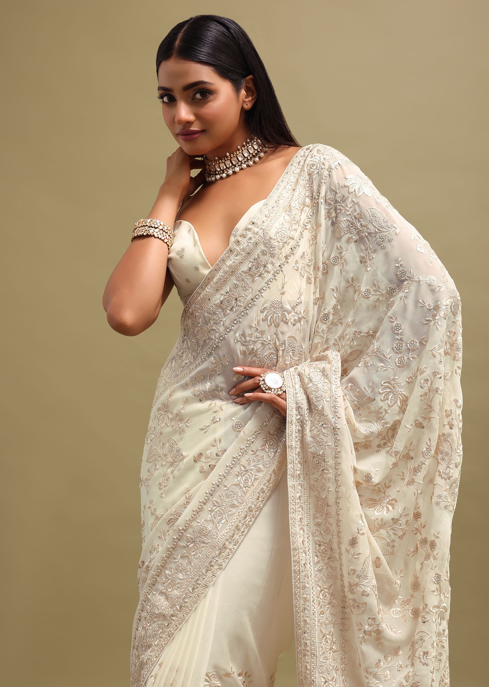 Matching jewellery for off smaczna white saree