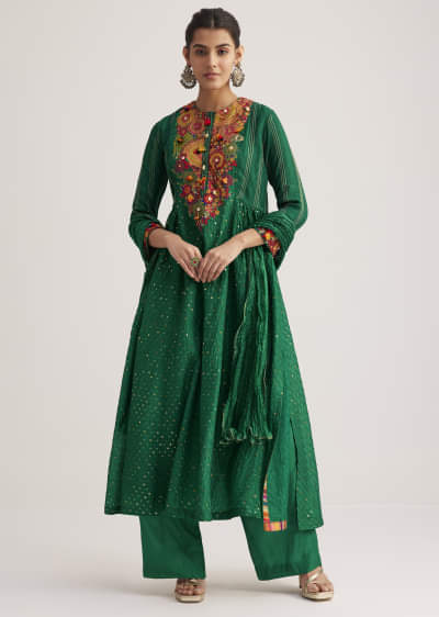 Green Silk Kurta Set With Resham Embroidery And Textured Dupatta